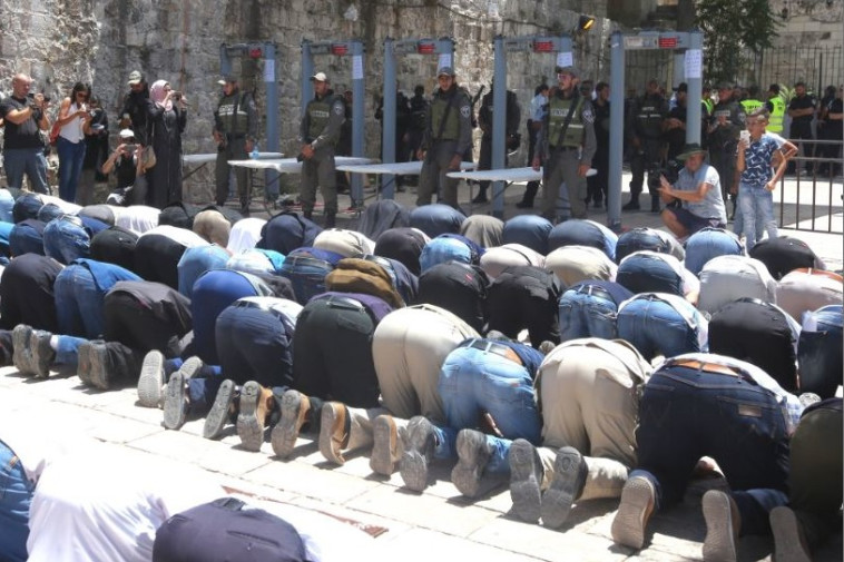המפגינים מתפללים במבואות הר הבית. צילום: מרק ישראל סלם