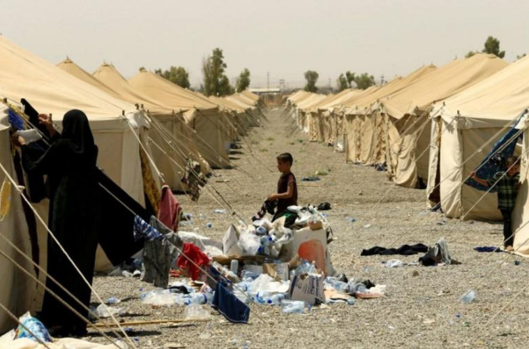 משפחות חברי דאעש במחנה פליטים מזרחית למוסול, עיראק. צילום: רויטרס