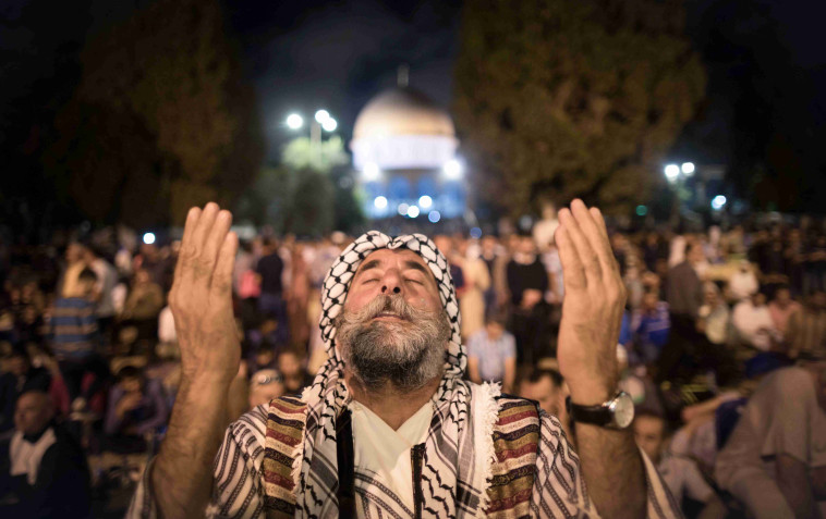 מתפללים ליד מסגד אל אקצא