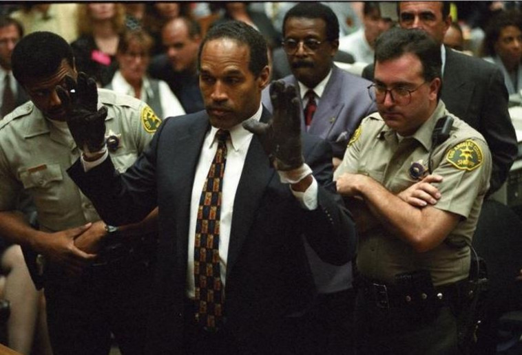סימפסון מודד כפפות שנמצאו בזירת הרצח במשפטו ב-1995