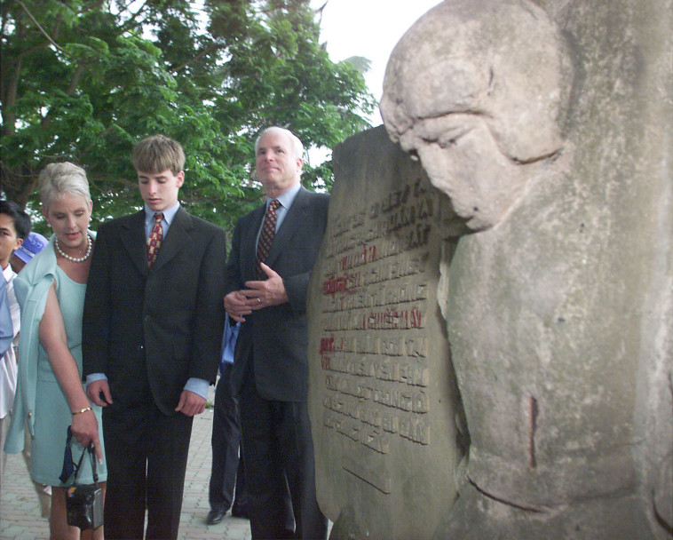 ג'ון מקיין מבקר באנדרטה סמוך למקום בו הופל בהאנוי, צילום: רויטרס