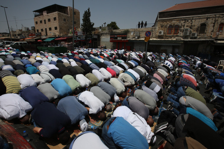 מוסלמים מתפללים מחוץ לשער שכם