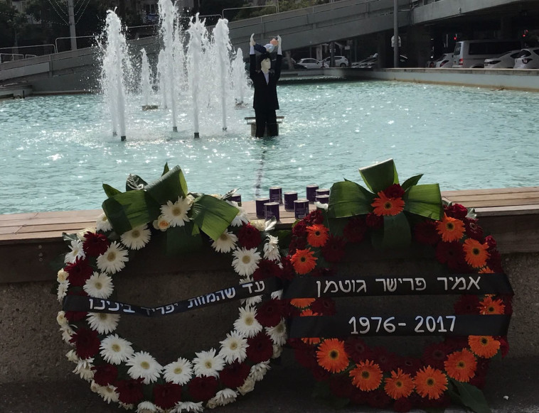 מיצג שהוצב היום בכיכר רבין לזכר אמיר פרישר גוטמן. צילום: אבשלום ששוני