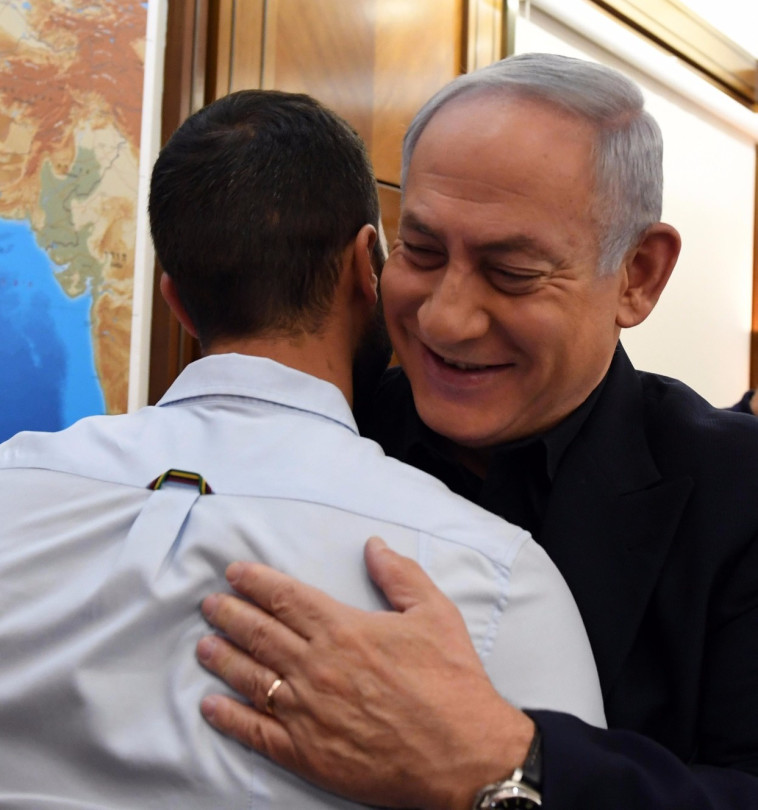 ראש הממשלה בנימין נתניהו מחבק את המאבטח זיו (צילום: חיים צח, לע''מ)