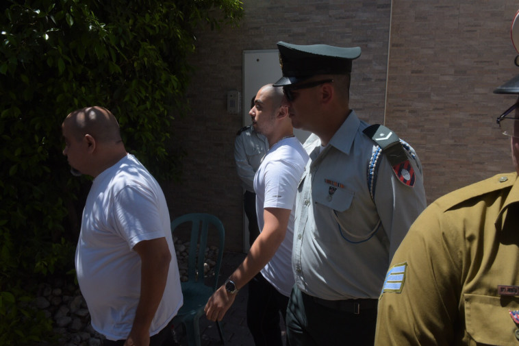 אלאור אזריה בכניסה לבית הדין. צילום: אבשלום ששוני