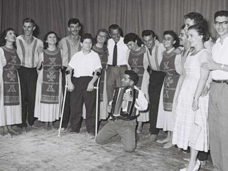 להקת כרמון יחד עם הכנר הילד יצחק פרלמן ואד סאליבן. צילום: ויקיפדיה
