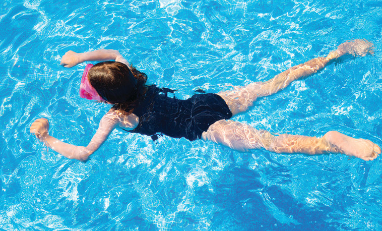 ילדה שוחה בבריכה, אילוסטרציה. צילום: אינג אימג'