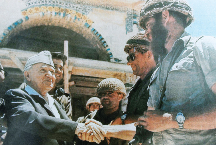 שמעון ''קצ'ה'' כהנר לוחץ יד לדוד בן גוריון