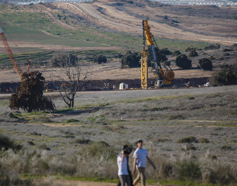 עבודות סמוך לגדר המערכת. צילום: יונתן זינדל, פלאש 90