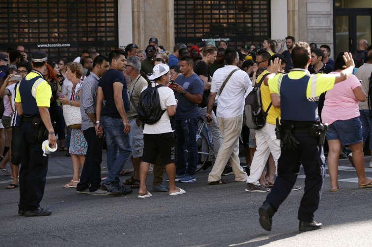 אזרחים מפונים מאזור הפיגוע. צילום: AFP