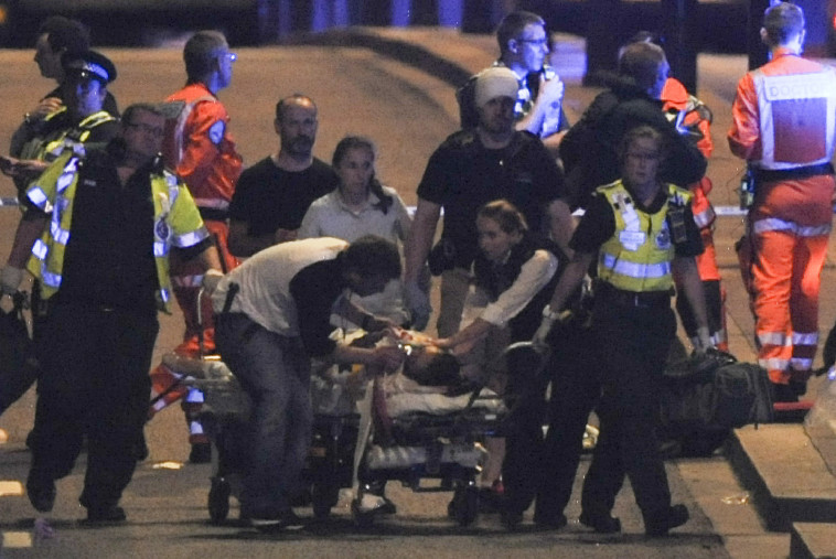 פינוי הפצועים בפיגוע בגשר לונדון. צילום: AFP