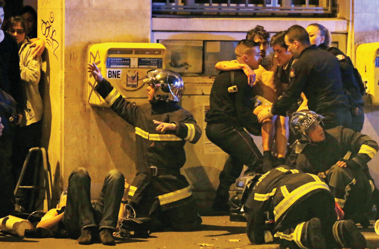 כוחות הביטחון הצרפתיים בפיגוע שהתרחש ב-2015. צילום: רויטרס