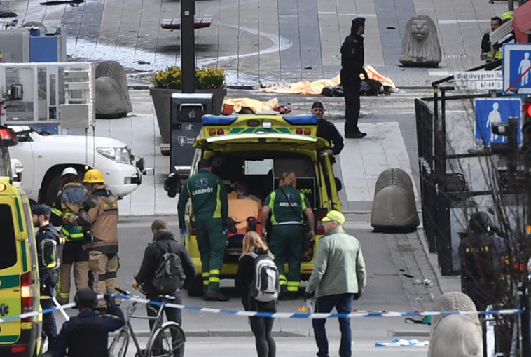 זירת הפיגוע בשטוקהולם. משאית דהרה במדרחוב והביאה לרצח חמישה. צילום: רויטרס