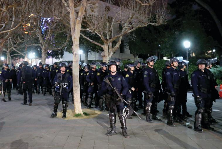 שוטרים באזור ההפגנה באוניברסיטת ברקלי. הסטודנטים הצליחו למנוע את הנאום. צילום: רויטרס