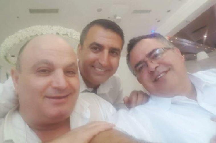 פעיל הליכוד אלידור כהן (במרכז) עם ח"כ דוד ביטן. צילום: פייסבוק