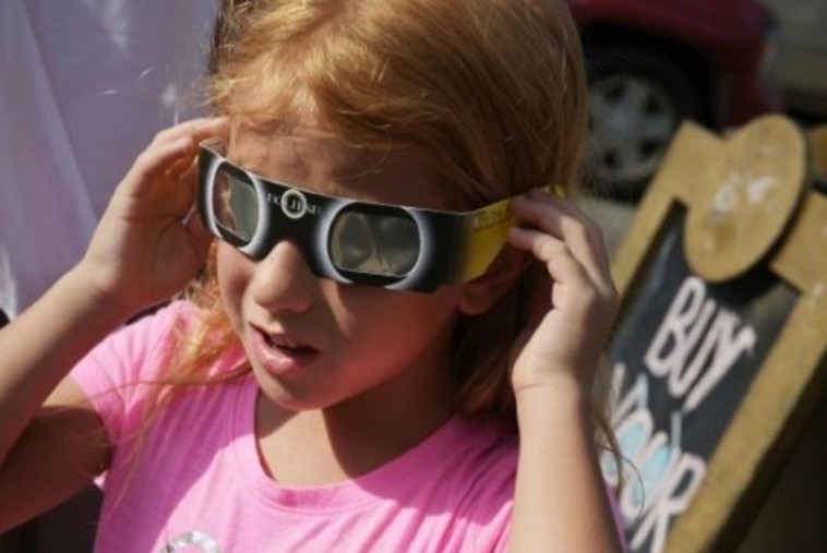 AFP: ילדה חובשת משקפי ליקוי חמה בצ'רלסטון, דרום קרוליינה. צילום