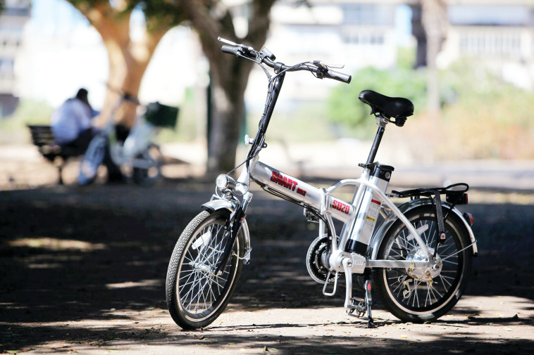 אבקש שהילד שרכב על אופניים חשמליים במהירות סילונית בשכונה שלי יסלח לי. צילום: נאור רהב