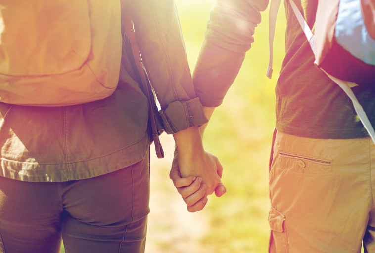 החזקת ידיים (אילוסטרציה)