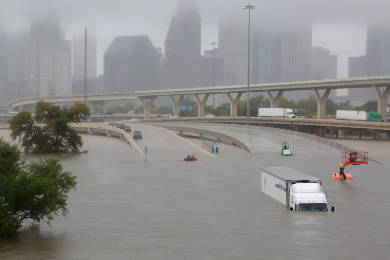  הכביש המהיר 45 ביוסטון שקוע במים. צילום: רויטרס