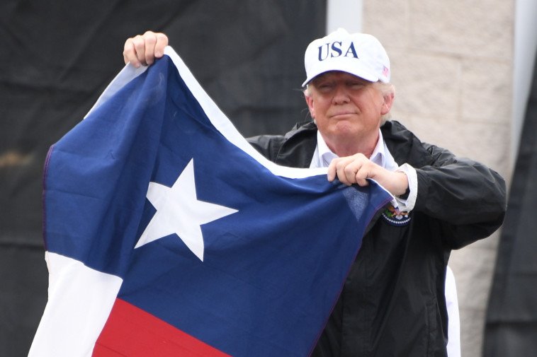טראמפ מנופף בדגל טקסס (צילום: AFP)
