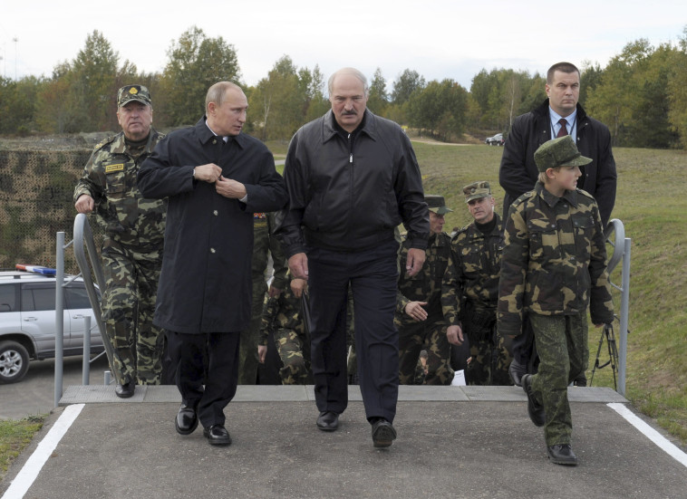 נשיא רוסיה פוטין לצד נשיא בלארוס לוקשנקו בתרגיל ''זאפאד'' הקודם (צילום: רויטרס)