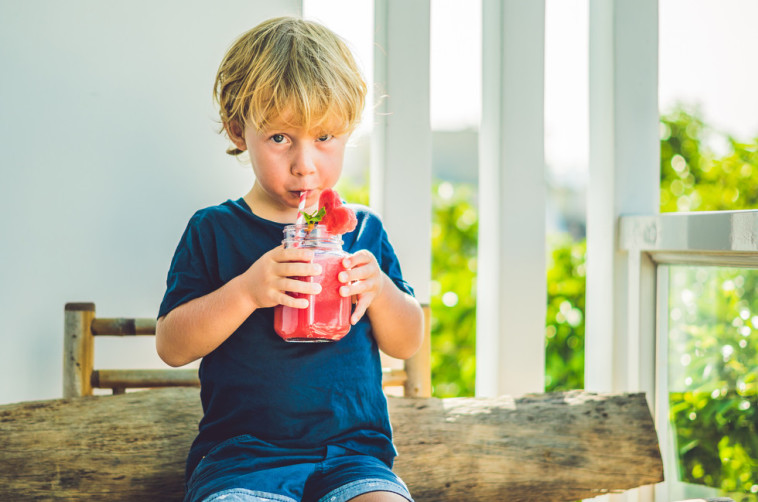 שייק פירות. הסוכר הוא רכיב משמעותי. צילום: Shutterstock
