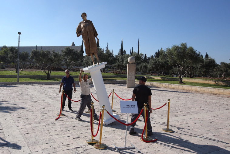 "יש לנו אינסוף גימיקים": פסל מרים נאור, צילום: מרק ישראל סלם