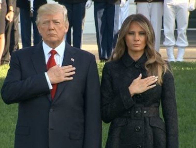 דונלד ומלניה טראמפ עומדים בהמנון בטקס לזכר הרוגי 9/11. צילום: רויטרס