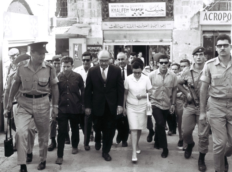 ראש הממשלה אשכול ורעייתו מרים בביקור בעיר העתיקה. צילום: משה מילנר, לע"מ 