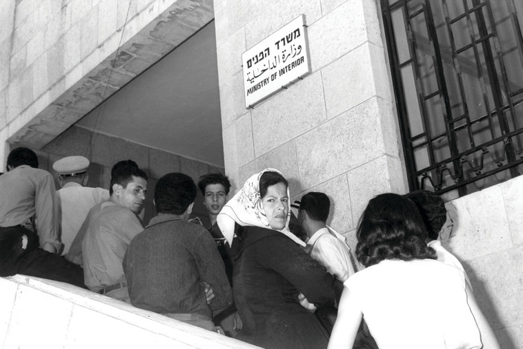  תושבי מזרח ירושלים מקבלים תעודות זהות מטעם מדינת ישראל. צילום: אילן ברונר, לע"מ