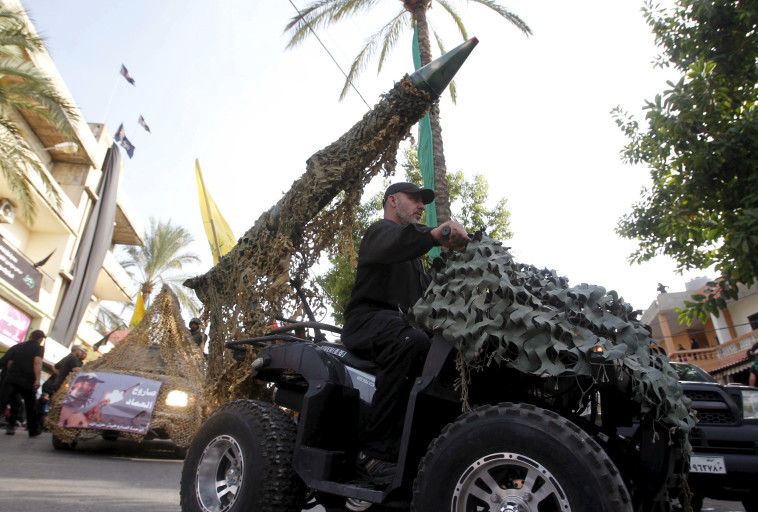 פעיל חיזבאללה נוהג ברכב שמוצב עליו טיל. צילום: רויטרס