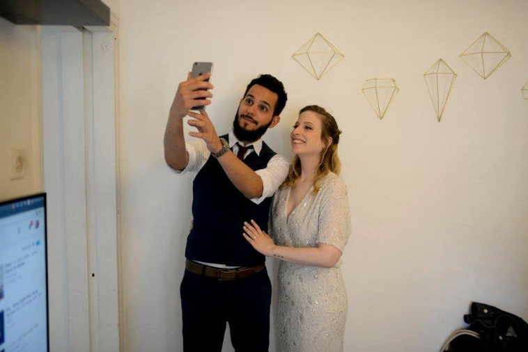 "שליש מירח הדבש נהרס". מיקה רונן ואלעד יצחקיאן ביום חתונתם. צילום: יעל אמיר