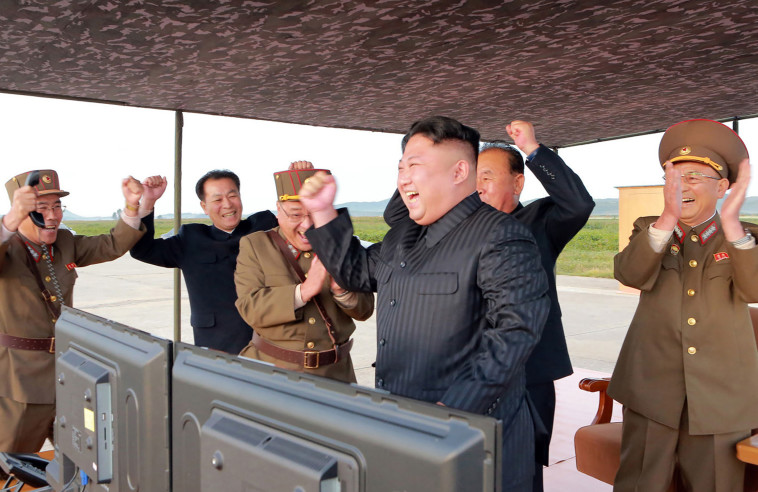 קים ז'ונג און במהלך ניסוי טילים. צילום: AFP