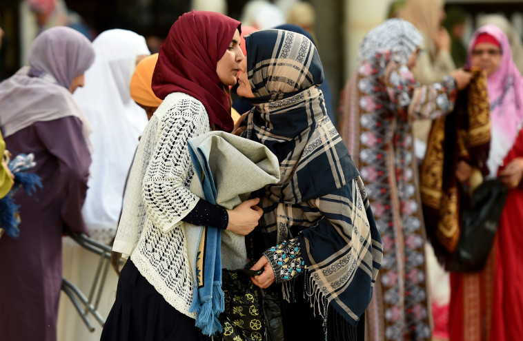 מוסלמיות עם חיג'אב. ברית המילה הבאה בתור? צילום: AFP