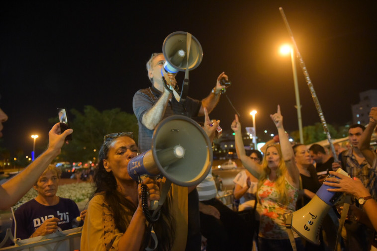 הפגנה מול בית היועמ''ש