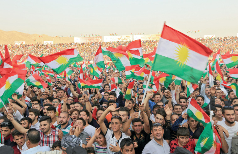 כורדים בכנס תמיכה במשאל העם בעיראק. צילום: רויטרס