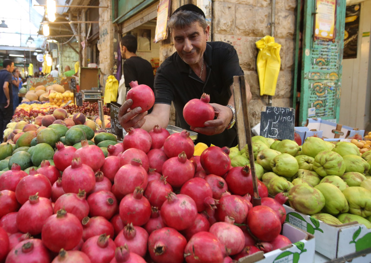 דוכן פירות בשוק מחנה יהודה לקראת ראש השנה (צילום: מרק ישראל סלם)