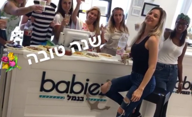 הרמת כוסית בבייביז בנמל (צילום:אינסטגרם)