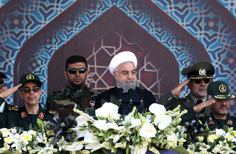 נשיא איראן חסן רוחאני במצעד צבאי. צילום: רויטרס 