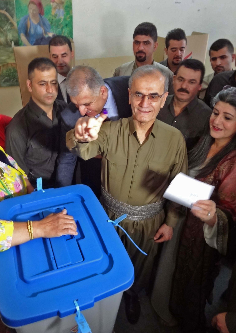 מושל מקומי מצביע במשאל העם. צילום: AFP