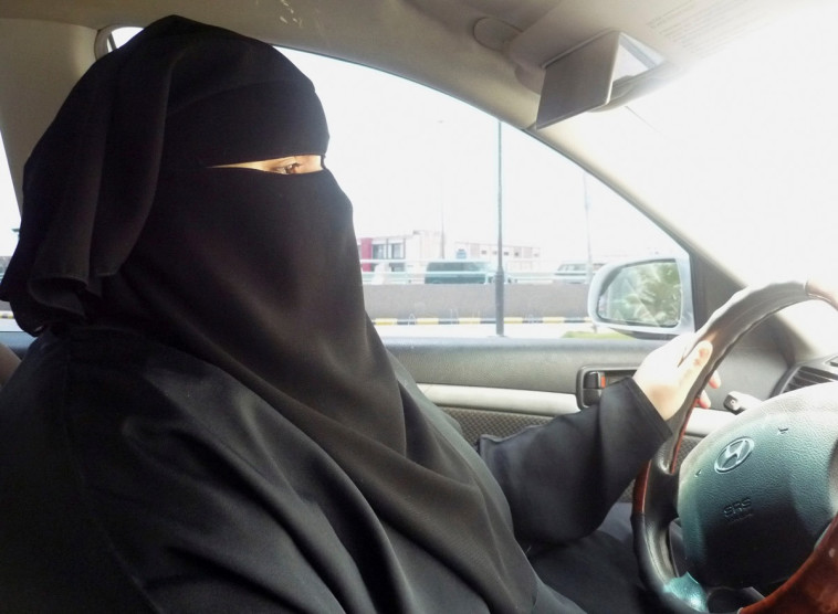אשה סעודית נוהגת. צילום: רויטרס