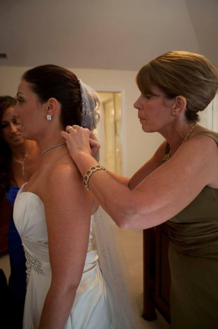 קייטלין והאנה, ביום חתונתה של האנה. צילום  מסך