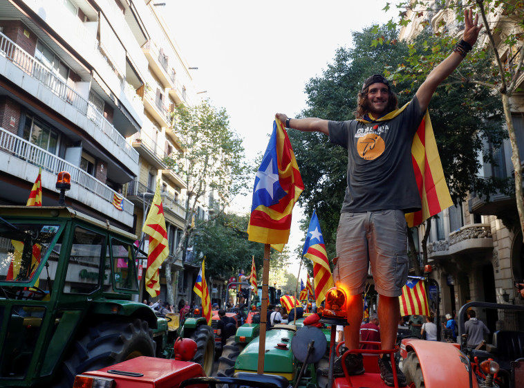 מפגינים למען עצמאות קטלוניה ברחובות ברצלונה. צילום: רויטרס