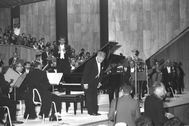 מנצח לאונרד ברנשטיין בקונצרט הפתיחה של הפילהרמונית בהיכל התרבות. צילום: דודו אלדן, לע"מ 