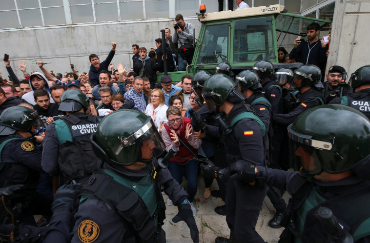 דרישה לחקור את האלימות, עימותים בברצלונה בזמן משאל העם. צילום: רויטרס