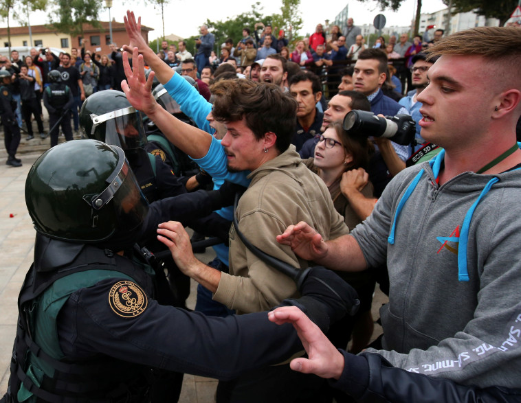 עימותים עם שוטרים במהלך משאל העם, צילום: רויטרס