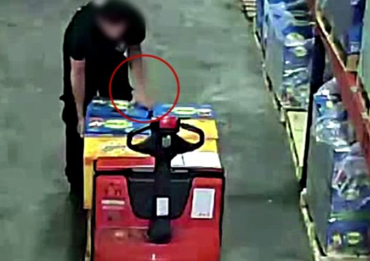 הברחת טלפונים סלולריים לאסירים ביטחוניים. צילום: דוברות המשטרה