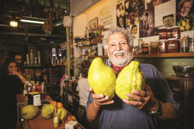 "אוכל אתרוגים במקום פירות". צילום: יונתן זינדל, פלאש 90