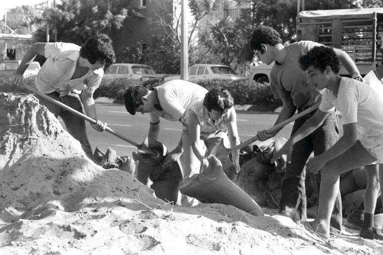 ילדים ממלאים שקי חול ברמת גן. צילום: חנניה הרמן