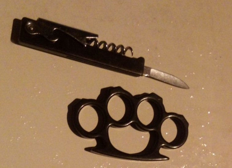 אגרופן וסכין שנתפסו אצל צעירים שהתחמשו "לצורך הגנה עצמית". צילום: דוברות המשטרה